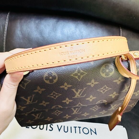 Louis Vuitton Cluny BB with Added Strap - Picture 5 of 16